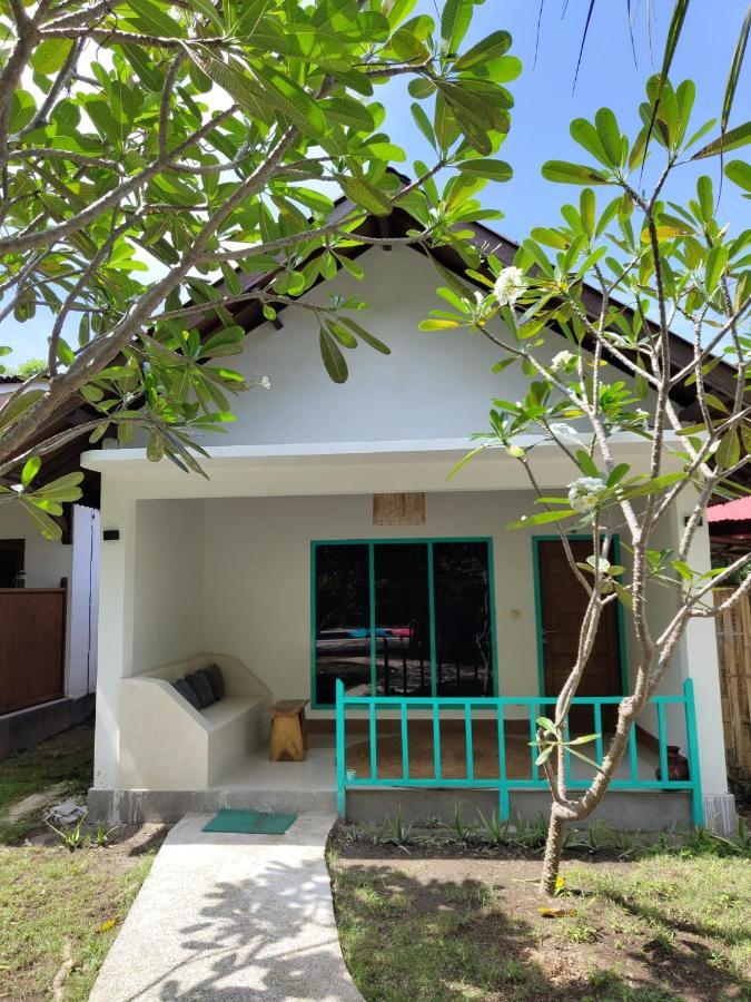 The Barefoot Blondie Village 3*