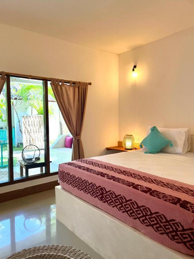 The Barefoot Blondie Village 3*