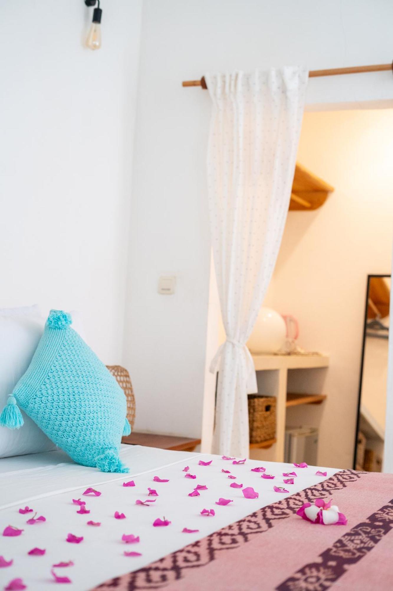 The Barefoot Blondie Village 3*