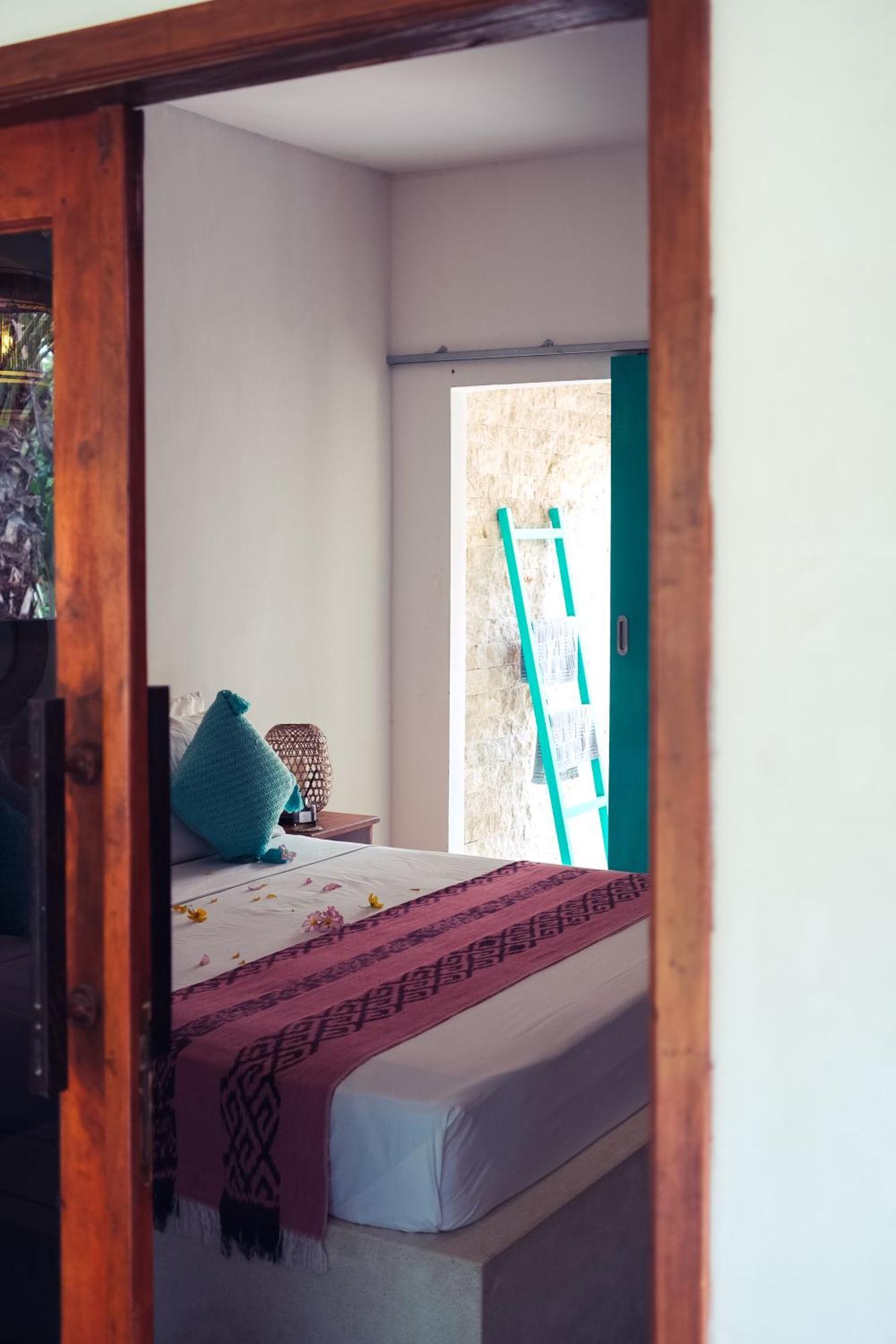 The Barefoot Blondie Village Hotel